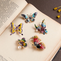 Natural animals Brooch pins Bee Dragonfly Butterfly ladybug Parrot Bird Cat lizard Brooches For women Crystal Brooch bee