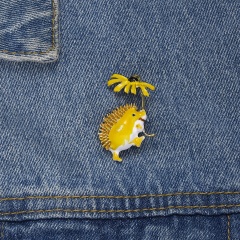 Cartoon painting oil little hedgehog daisy brooch (size3*3.5cm) yellow