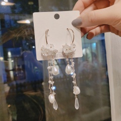 White flower long crystal imitation pearl tassel C-shaped earrings (10.7*2.5cm) gold