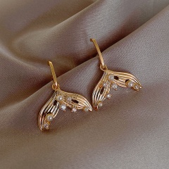 Fish tail imitation pearl stud earrings (size 3*2.1cm) gold