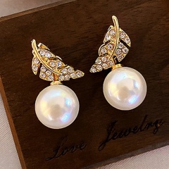 Leaves rhinestone imitation pearl gold stud earrings (size 2.1*1.7cm) opp white
