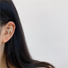 Micro-inlaid cubic zirconia bow ear clip oblique line copper earrings (size 6.5cm) silver