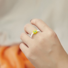 A white beige bead and yellow flower ring (size: diameter: 17mm/material: rice bead + elastic rope) white