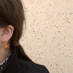 Plum blossom inlaid zirconium stud earrings (material: copper + zircon / size: 2.4*1.5cm) Samui