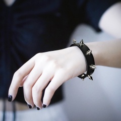A row of punk rivet leather bracelets (material: alloy + leather / chain length: 23cm) Black