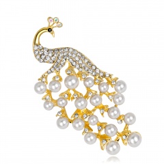 Peacock pearl brooch with diamonds (Material: Alloy/Size: 5.1*6.4cm) Golden