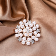 Hollow brooch with pearl flowers and diamonds (material: alloy / size: about 4-6cm in diameter) Y-02