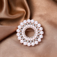 Hollow brooch with pearl flowers and diamonds (material: alloy / size: about 4-6cm in diameter) Y-03